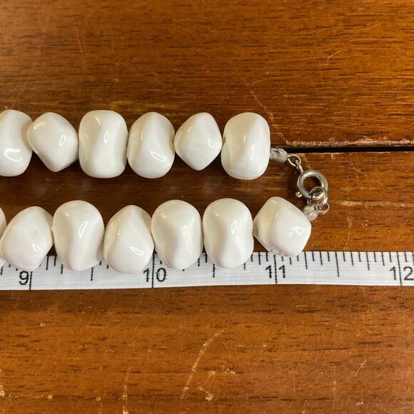 0006 Vintage 70s White “Wilma Flintstone” Acrylic Beaded Necklace EUC - Picture 2 of 2